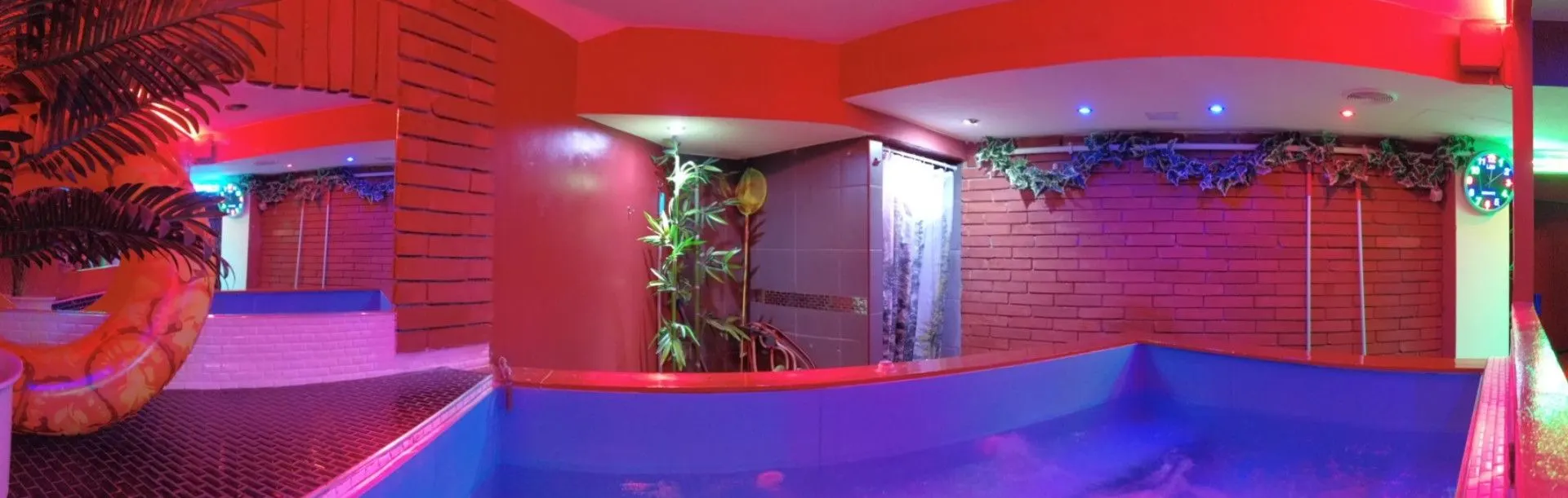 Panorama of the jacuzzi area and the red-walled corridor