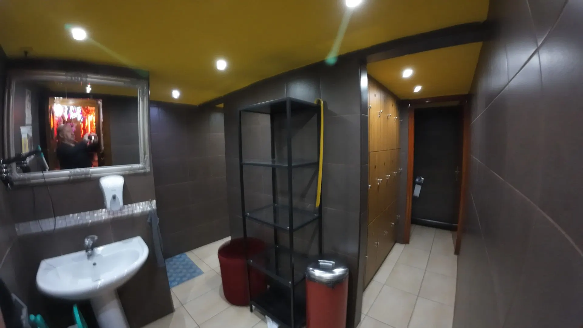 Locker room with washbasin, mirror and lockable lockers