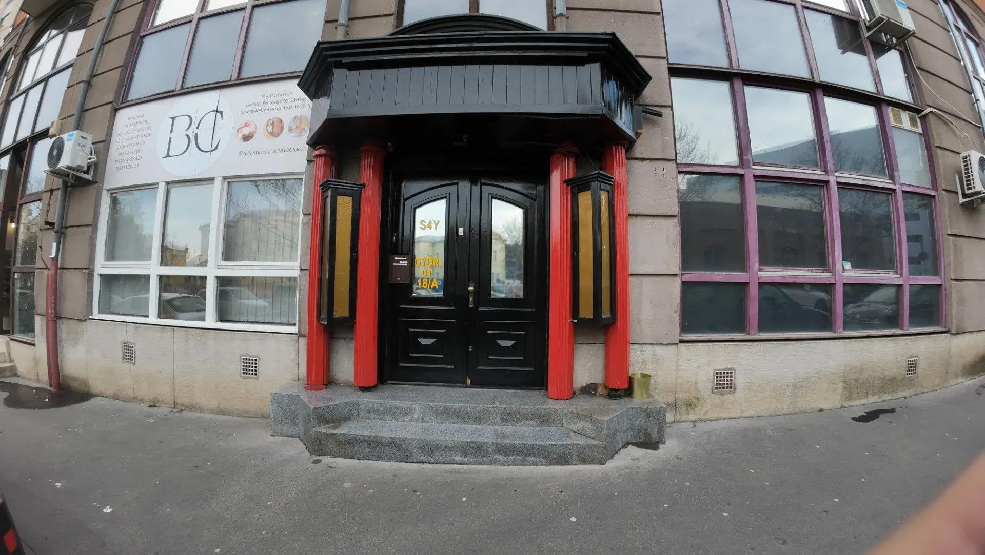 The club’s street entrance with red columns and a canopy on Győri út